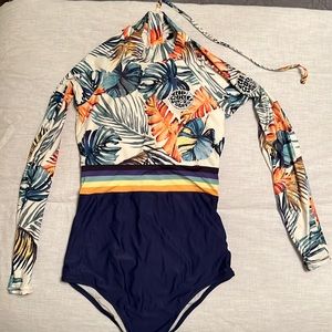 RIPCURL wetsuit/surfsuit/rashguard - only worn twice. In great condition.